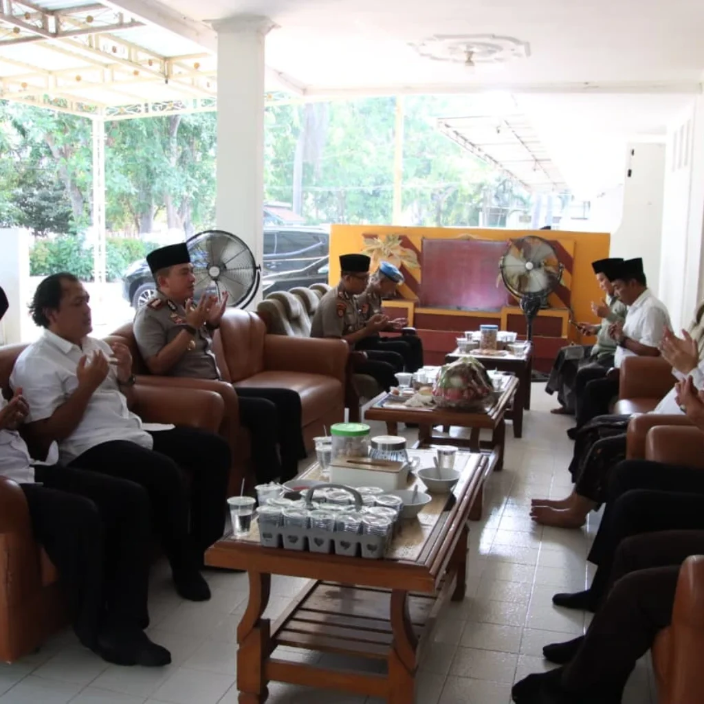 Kapolresta Sumenep Silaturahmi ke Ponpes Al-Amien Prenduan 15 Kapolresta Sumenep silaturahmi ke Pondok Pesantren Al-Amien Prenduan