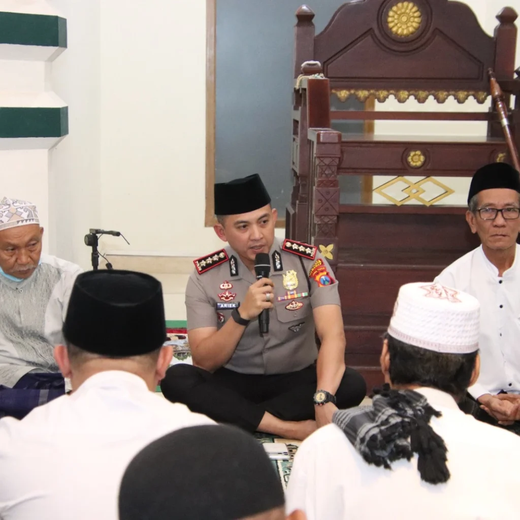 Kapolresta Sumenep Ariek Indra Sentanu melaksanakan kegiatan Subuh Keliling bersama jajaran dan jemaah Masjid Baitul Arham