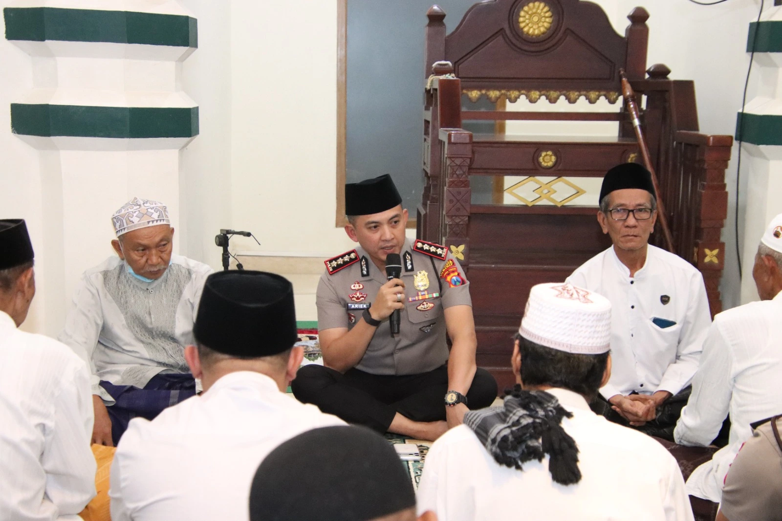 Kapolresta Sumenep Ariek Indra Sentanu melaksanakan kegiatan Subuh Keliling bersama jajaran dan jemaah Masjid Baitul Arham