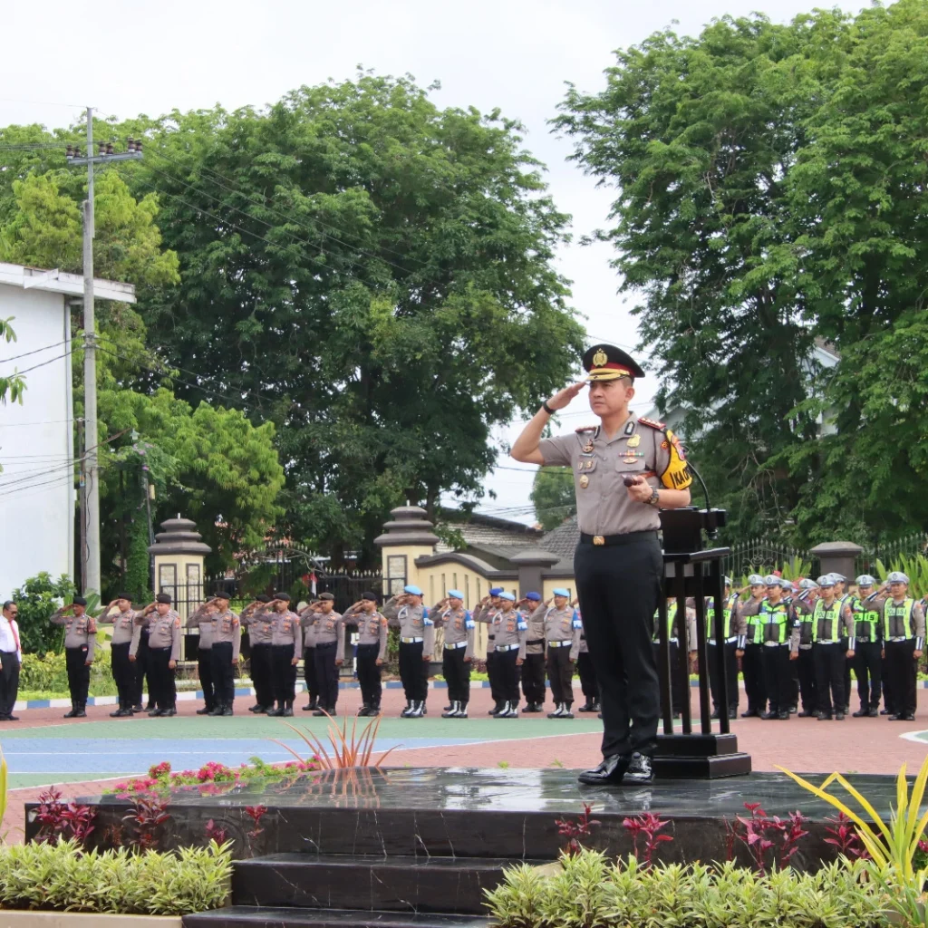Kapolresta Sumenep Ariek Indra Sentanu memimpin upacara Hari Sumpah Pemuda ke-98 Tahun 2026 di Polresta Sumenep