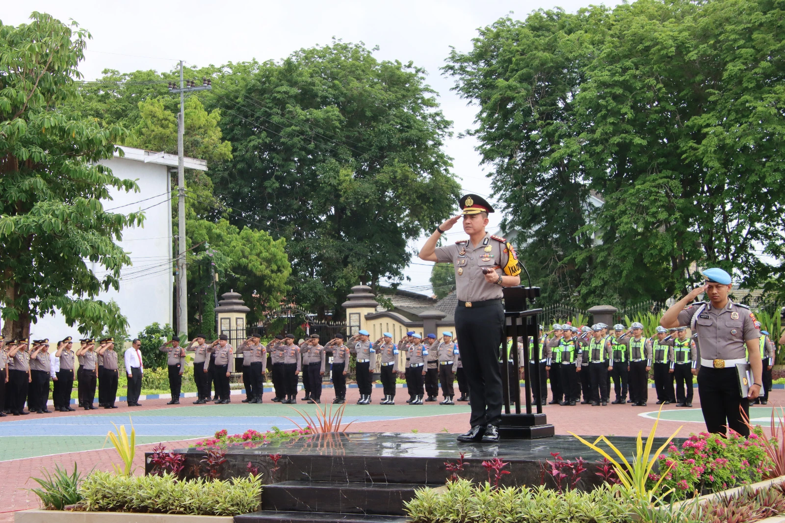 Kapolresta Sumenep Ariek Indra Sentanu memimpin upacara Hari Sumpah Pemuda ke-98 Tahun 2026 di Polresta Sumenep