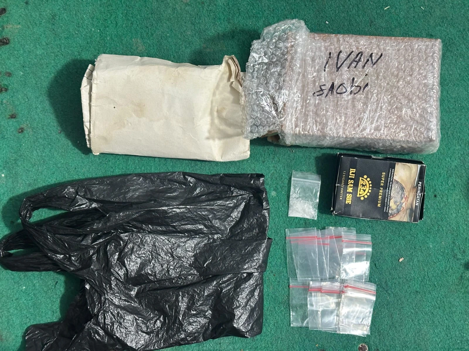 Barang bukti berupa paket berisi kristal yang diduga sabu dalam pengungkapan kasus narkotika oleh Polsek Kangean di Arjasa, Sumenep