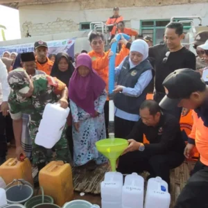 Khofifah salurkan bantuan air bersih di Sumenep