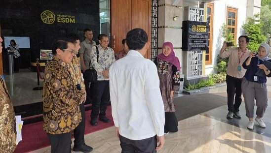 Khofifah dan Emil bahas distribusi BBM Jawa Timur bersama Kementerian ESDM