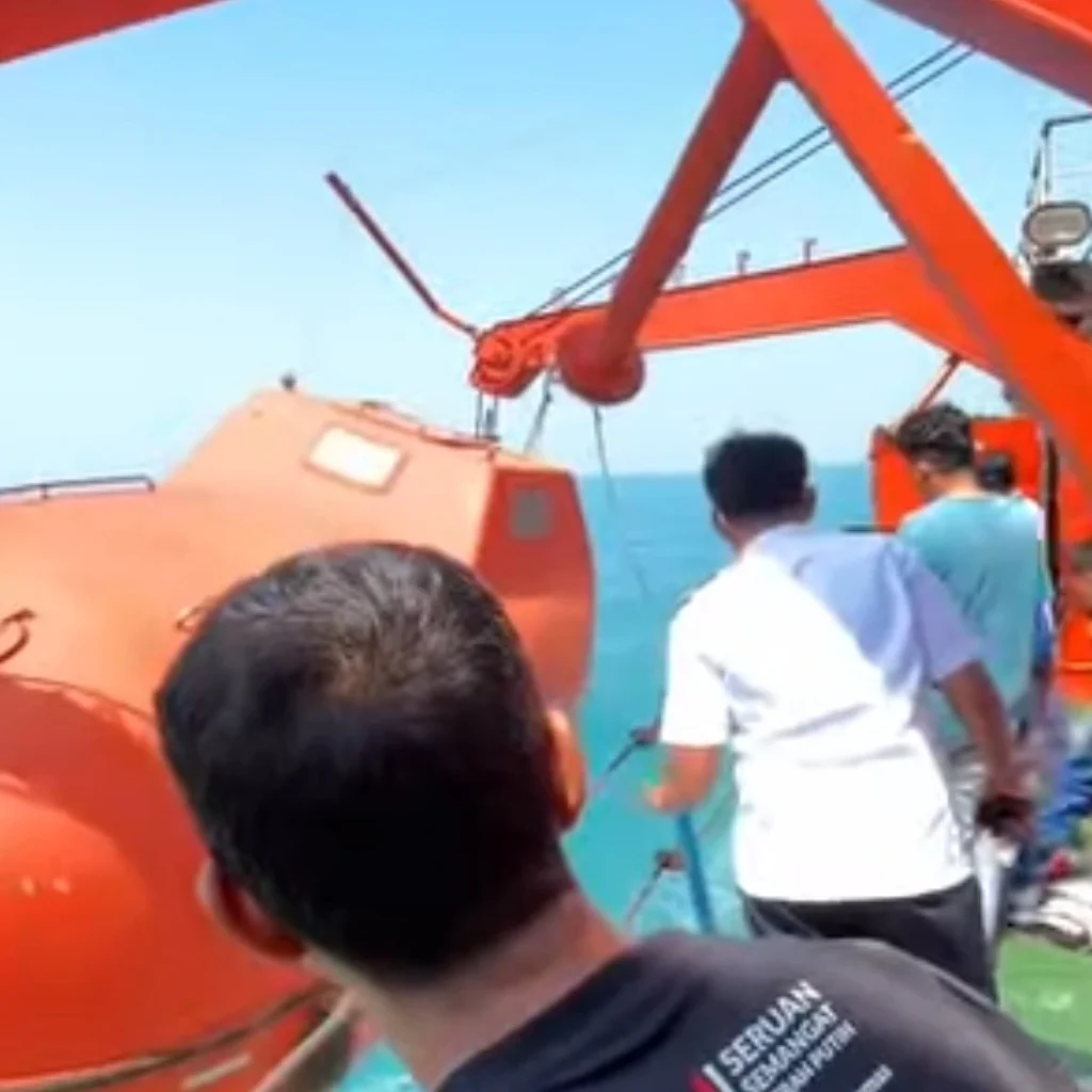 KM Sabuk Nusantara 91 Terbakar, KSOP Kalianget Selidiki Penyebab 9 Petugas memadamkan kebakaran KM Sabuk Nusantara 91 menggunakan semprotan air dari sekoci