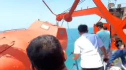 KM Sabuk Nusantara 91 Terbakar, KSOP Kalianget Selidiki Penyebab 4 Petugas memadamkan kebakaran KM Sabuk Nusantara 91 menggunakan semprotan air dari sekoci