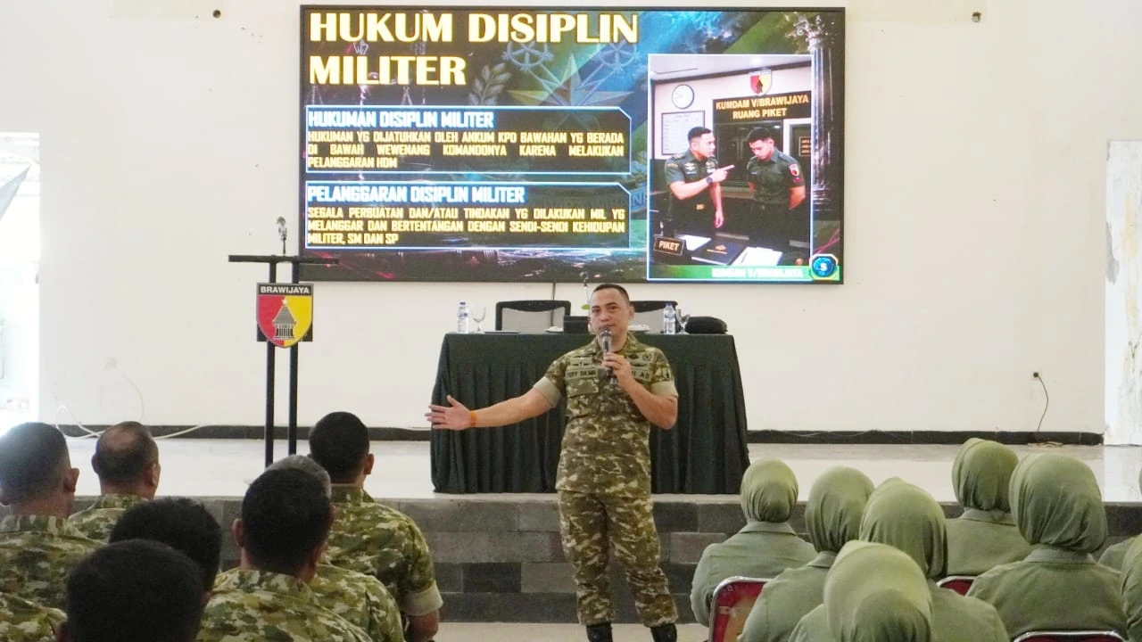 Penyuluhan hukum Kodim 0827 Sumenep bagi prajurit dan Persit KCK di Aula Makodim.