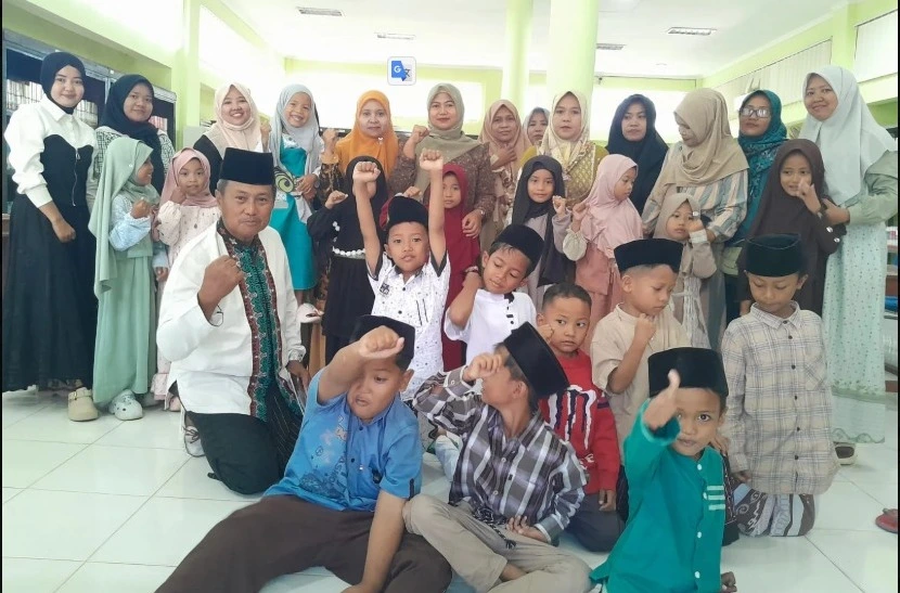 Siswa MI Raudiyah Najiyah II Sumenep mengikuti kunjungan edukasi literasi di Dispusip Sumenep