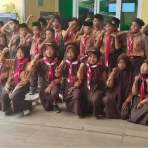 MI Raudlah Najiyah II Sumenep Perkuat Literasi Lewat Kunjungan Perpustakaan