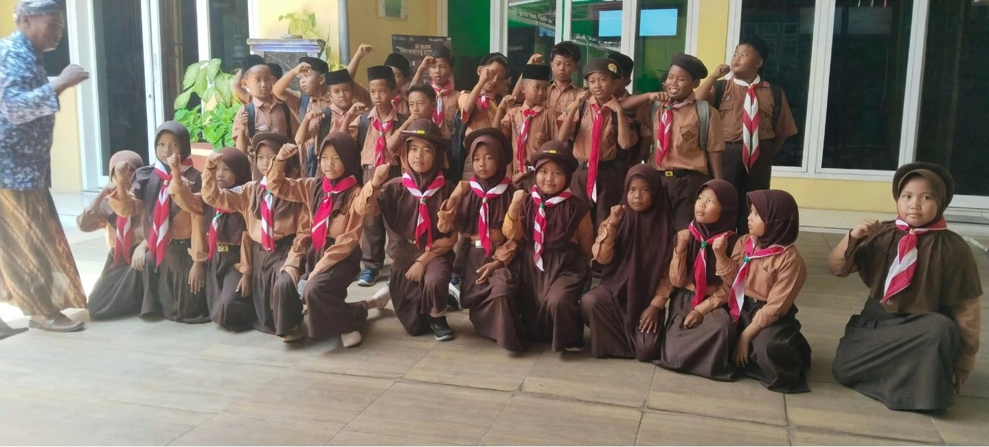Kunjungan literasi siswa MI Raudlah Najiyah II ke Dispusip Kabupaten Sumenep untuk meningkatkan minat baca