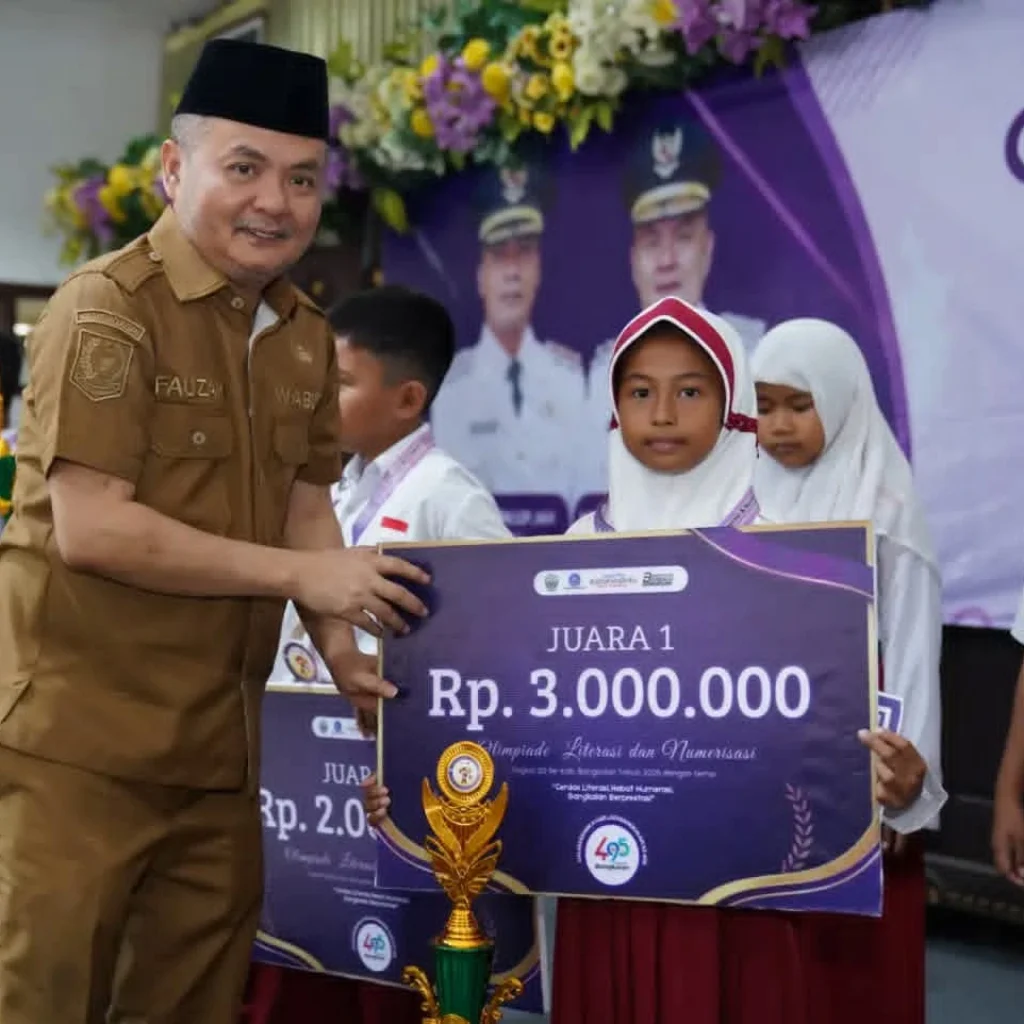 Wabup Bangkalan Moh Fauzan Ja’far menyerahkan hadiah juara Olimpiade Literasi dan Numerasi Bangkalan 2026