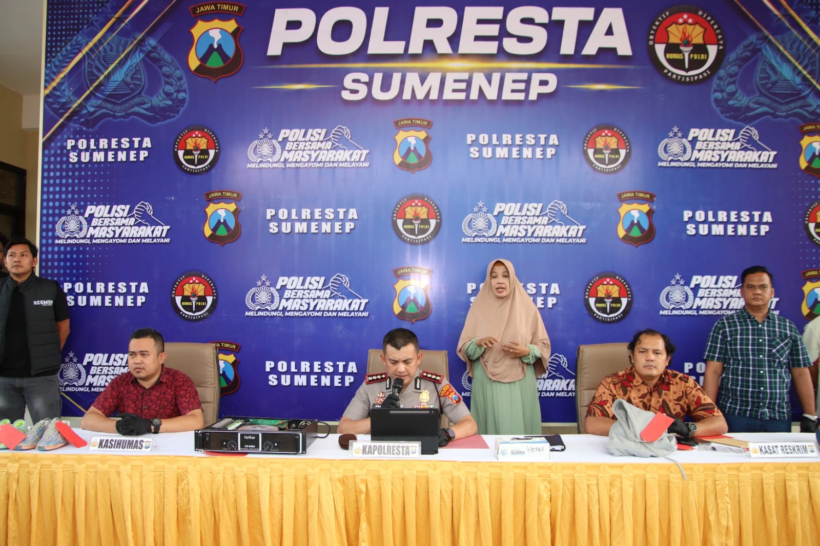 Kapolresta Sumenep bersama jajaran Satreskrim saat konferensi pers pengungkapan sembilan kasus kriminal dalam Operasi Sikat Semeru 2026