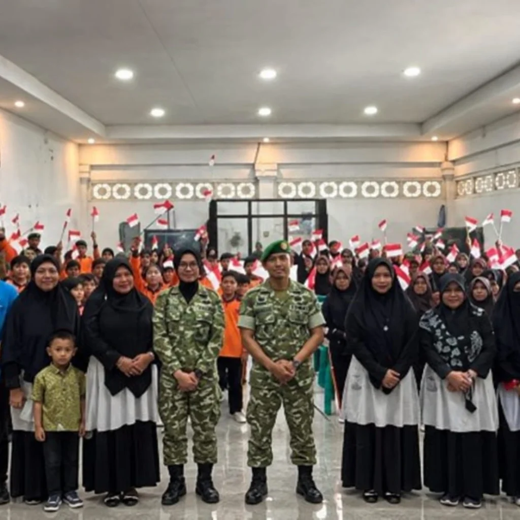Siswa SD Integral Lukman Al-Hakim Sumenep mengikuti outing class di Markas Yonif TP 931 Ksatria Jokotole