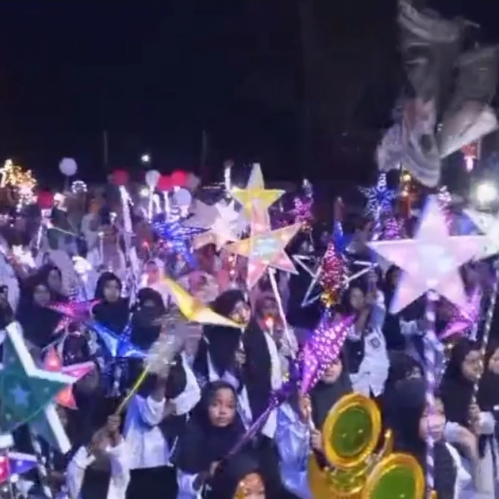 Ratusan santri mengikuti pawai lampion Hari Santri Nasional 2026 di Giligenting, Sumenep