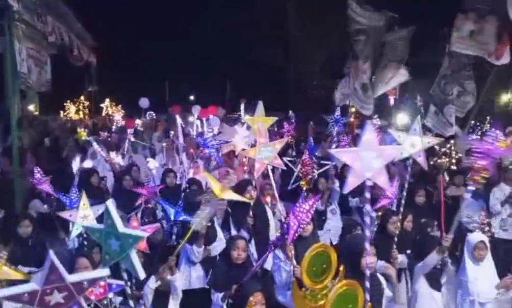 Ratusan santri mengikuti pawai lampion Hari Santri Nasional 2026 di Giligenting, Sumenep