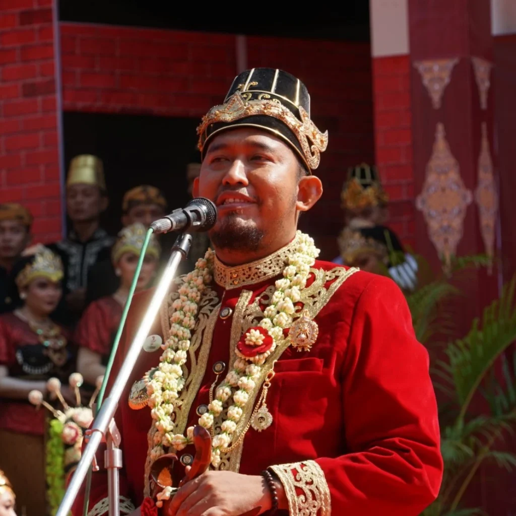 Baju Adat Keraton Sumenep yang dikenakan aparatur pemerintah untuk memperingati Hari Jadi ke-757 Kabupaten Sumenep