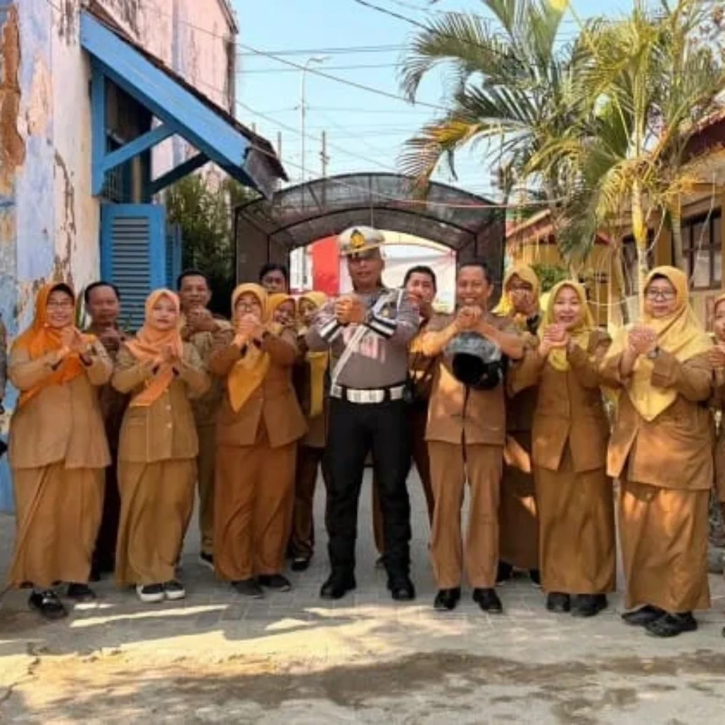 Satlantas Polresta Sumenep edukasi keselamatan lalu lintas dan bagikan helm kepada pelajar SMPN 5 Sumenep