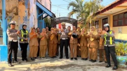 Police Goes to School Sumenep, Satlantas Bagikan Helm