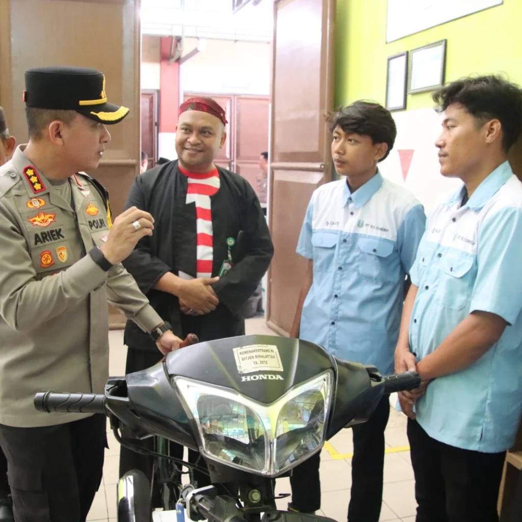 Kegiatan POLIRAN Polresta Sumenep bersama peserta di Balai Latihan Kerja Desa Parsanga untuk mendukung peningkatan keterampilan kerja