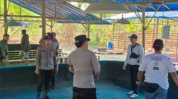 Polisi mengecek lokasi dugaan arena sabung ayam di Srengat, Kabupaten Blitar