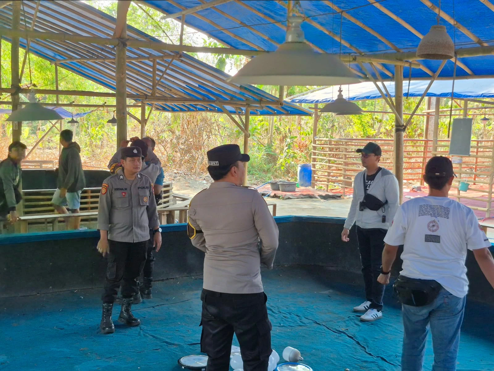 Polisi mengecek lokasi dugaan arena sabung ayam di Srengat, Kabupaten Blitar