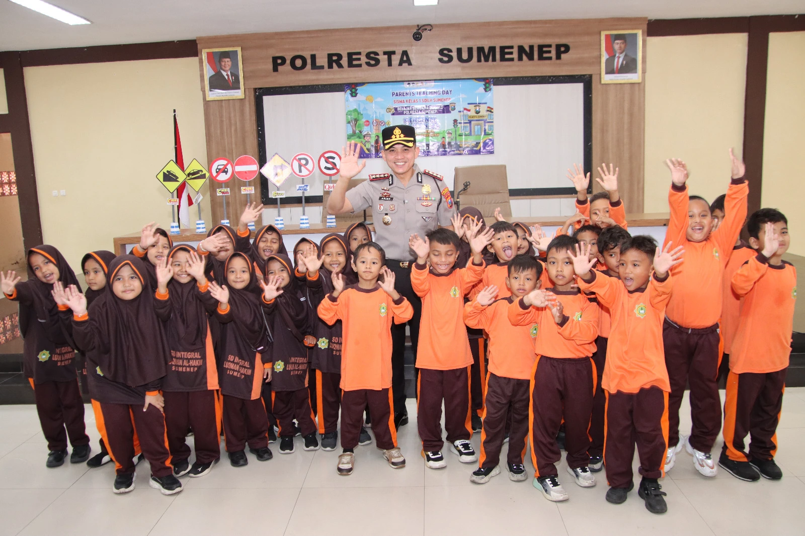 Kapolresta Sumenep bersama siswa SD dalam kegiatan Polisi Peduli Pendidikan