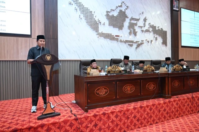 Rapat Paripurna DPRD Sumenep membahas pemandangan umum fraksi-fraksi terhadap Raperda APBD 2027.