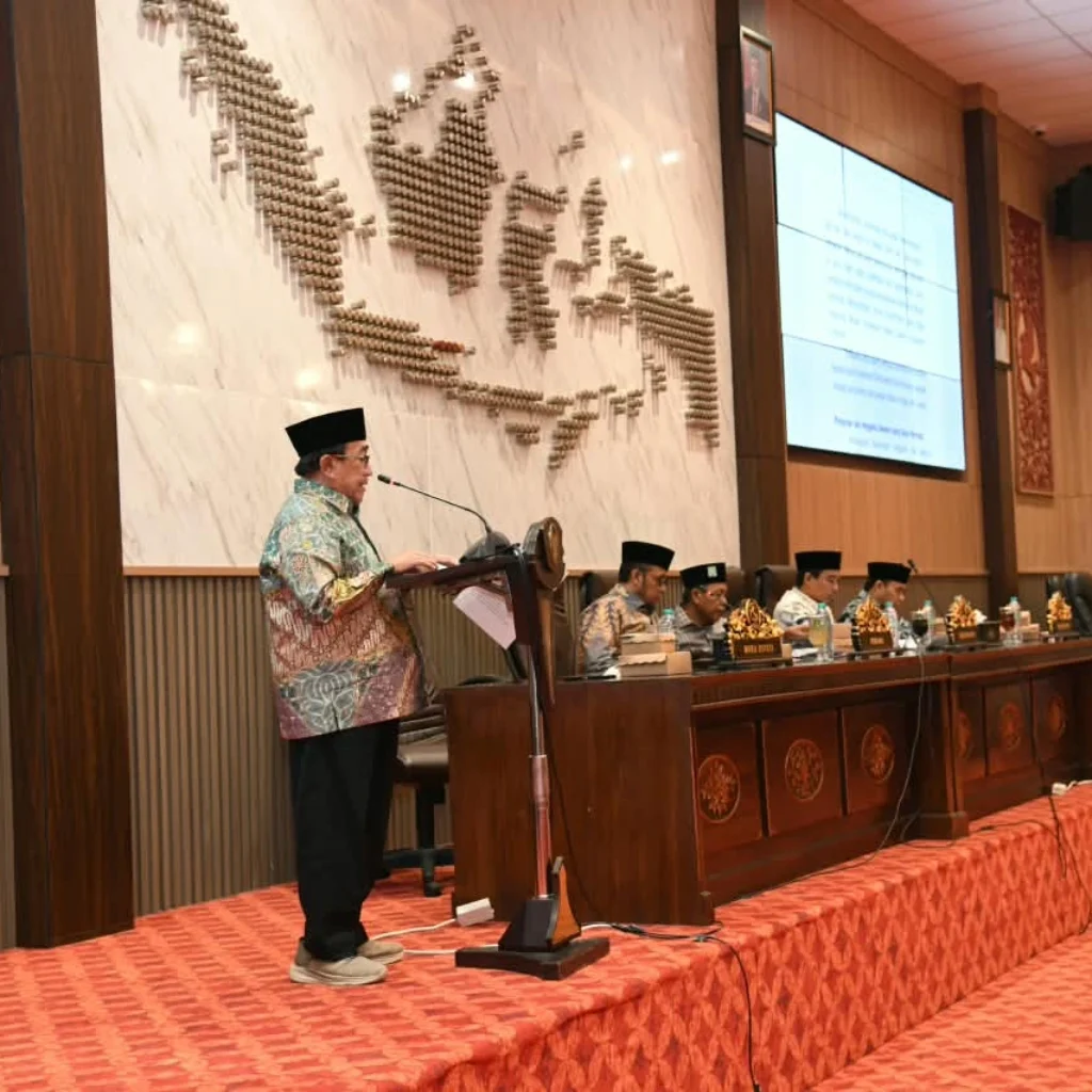 Wakil Bupati Sumenep Imam Hasyim membacakan jawaban eksekutif RAPBD Sumenep 2027 di rapat paripurna DPRD