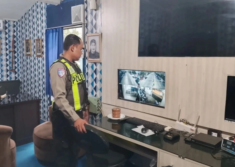 Satlantas Polresta Sumenep memantau arus lalu lintas melalui TMC