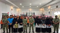 Siswa SD Integral Lukman Al-Hakim Sumenep belajar disiplin di Yonif TP 931 Ksatria Jokotole