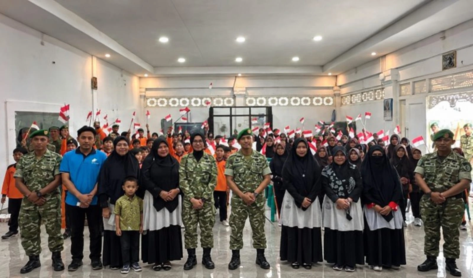 Siswa SD Integral Lukman Al-Hakim Sumenep belajar disiplin di Yonif TP 931 Ksatria Jokotole