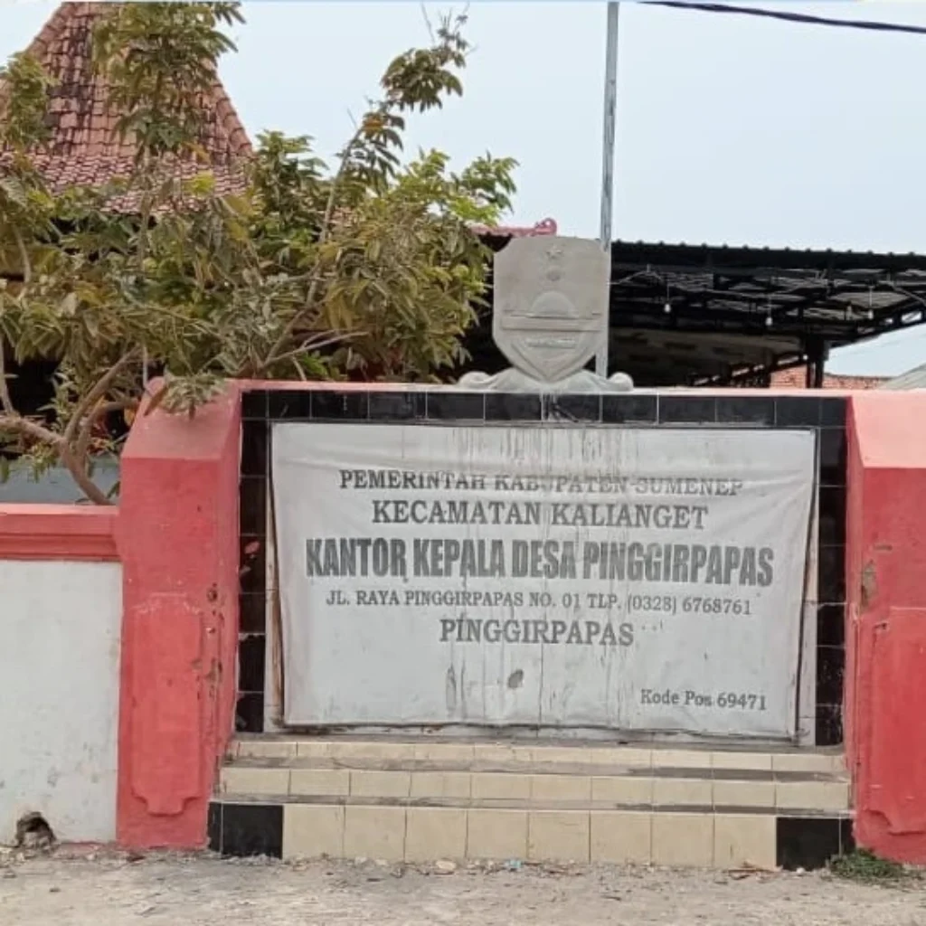 Hamparan tambak garam Desa Pinggirpapas Kecamatan Kalianget Sumenep Madura
