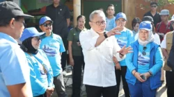 Zulhas Ajak Masyarakat Jaga Sungai demi Kelestarian Mangrove 3 Zulkifli Hasan meninjau kawasan mangrove dan membersihkan sampah dalam kegiatan Sungai Lestari Programme di Denpasar.