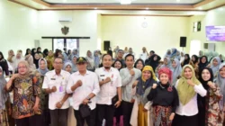 Penandatanganan MoU Desa Damai Berkelanjutan oleh AMAN Indonesia dan Pemkab Sumenep di Bappeda Sumenep
