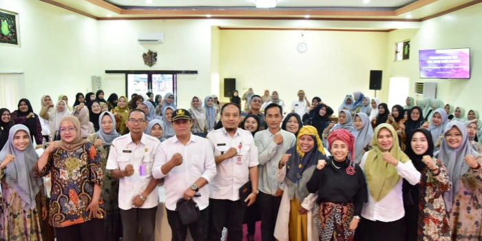 Penandatanganan MoU Desa Damai Berkelanjutan oleh AMAN Indonesia dan Pemkab Sumenep di Bappeda Sumenep