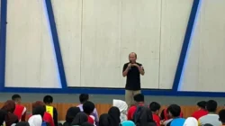 Ketua Bawaslu Sidoarjo memberikan edukasi demokrasi dan kepemiluan kepada pemilih pemula dalam program Bawaslu Goes to School saat MPLS 2026.