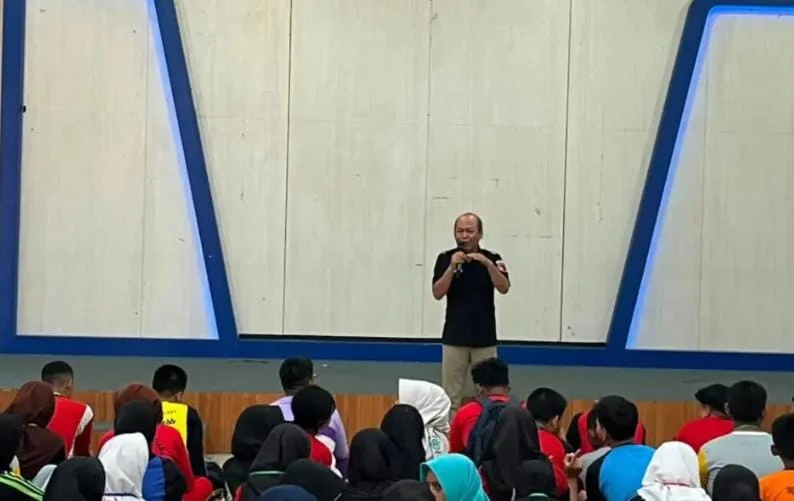 Ketua Bawaslu Sidoarjo memberikan edukasi demokrasi dan kepemiluan kepada pemilih pemula dalam program Bawaslu Goes to School saat MPLS 2026.