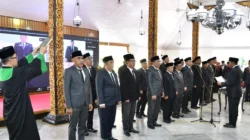 Bupati Sumenep Achmad Fauzi Wongsojudo saat melantik pejabat administrator di Pendopo Agung Keraton