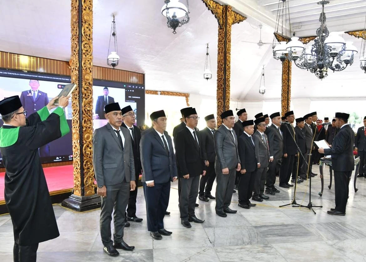 Bupati Sumenep Achmad Fauzi Wongsojudo saat melantik pejabat administrator di Pendopo Agung Keraton