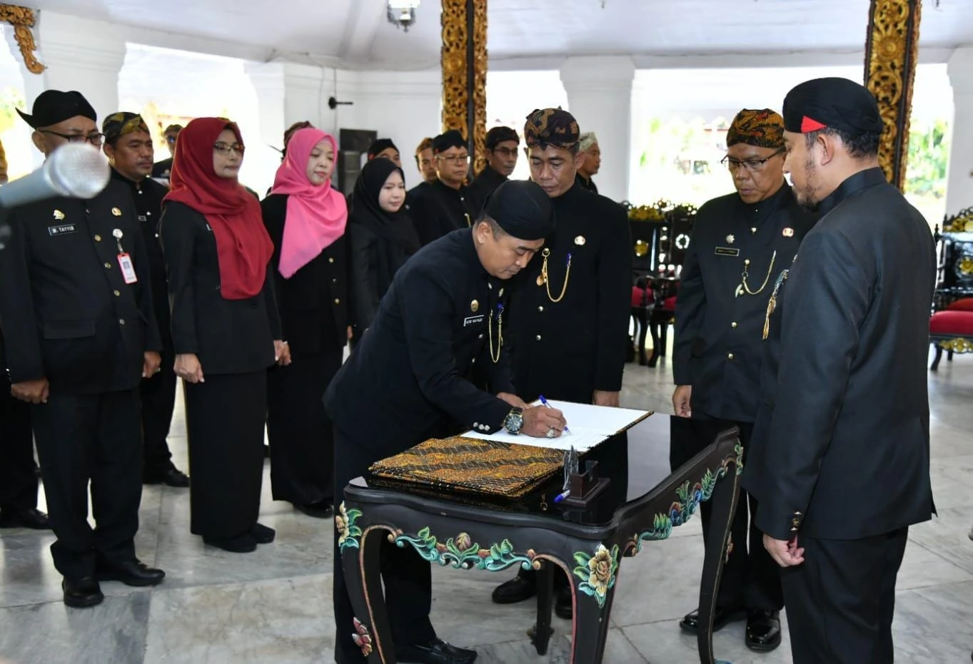 Bupati Sumenep Achmad Fauzi Wongsojudo melantik 31 pejabat administrator dan pengawas di Pendopo Agung