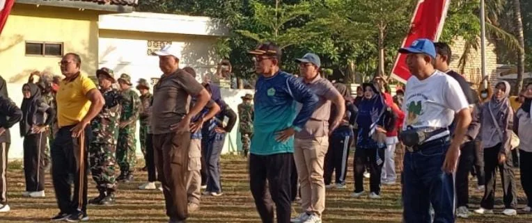 Bupati Pamekasan KH Kholilurrahman memimpin Gerakan Indonesia Serentak di Taman Asri Kowel Pamekasan.