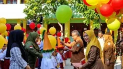 Siswa baru mengikuti MPLS 2026 di Pamekasan dengan pelepasan balon simbol menggapai cita-cita