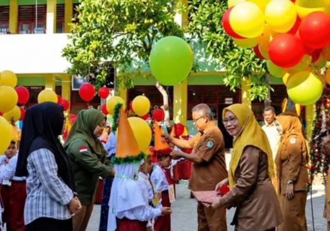 Siswa baru mengikuti MPLS 2026 di Pamekasan dengan pelepasan balon simbol menggapai cita-cita