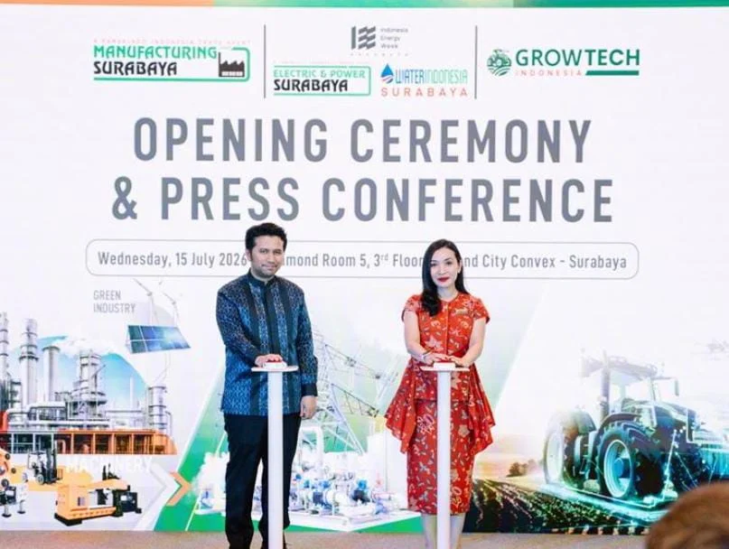 Wakil Gubernur Jawa Timur Emil Elestianto Dardak saat membuka Indonesia Energy Week Surabaya 2026 di Grand City Convention & Exhibition Surabaya.