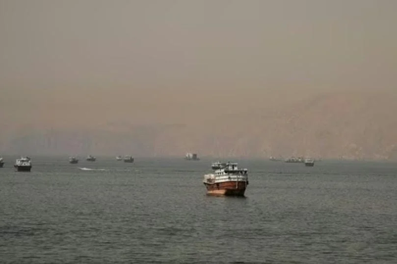 Garda Revolusi Iran menutup Selat Hormuz di tengah meningkatnya ketegangan dengan Amerika Serikat.