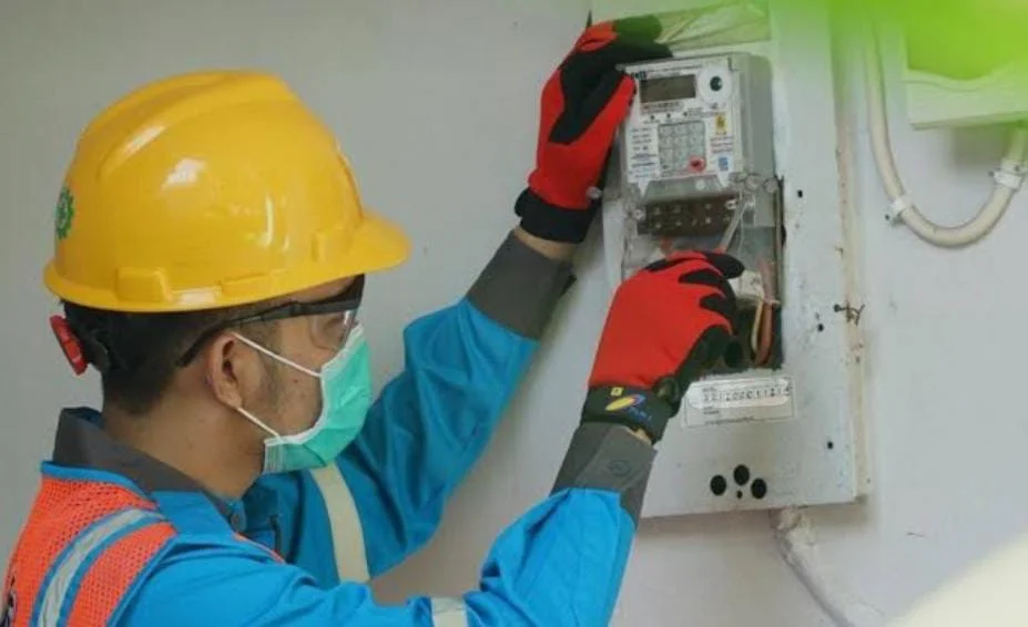 Petugas PLN melakukan pemeliharaan jaringan listrik di Bali saat jadwal pemadaman listrik Rabu 15 Juli 2026 untuk meningkatkan keandalan pasokan.