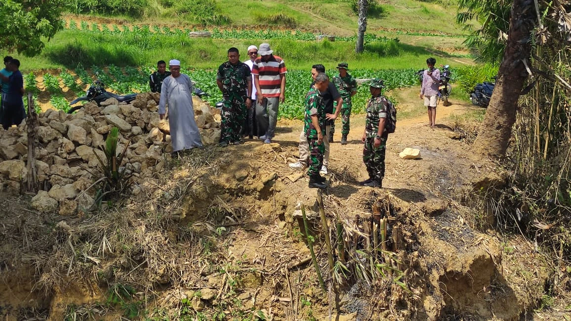 Dandim 0827 Sumenep meninjau pembangunan jembatan beton di Desa Mandala