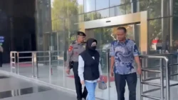 Gedung KPK terkait pengungkapan safe house Bupati Sukoharjo dalam kasus dugaan korupsi