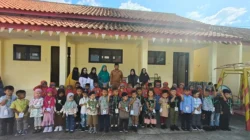 Kepala Desa Parsanga bersama siswa TK Pelita Pasca Banabaya saat pembukaan MPLS 2026