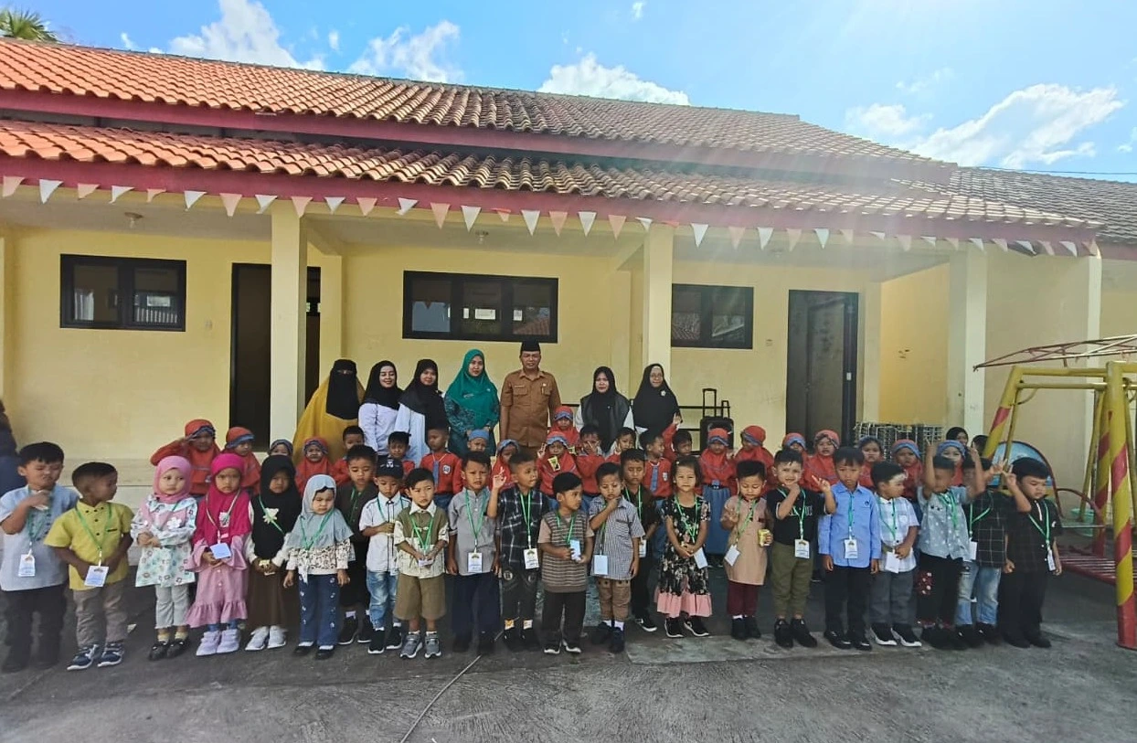 Kepala Desa Parsanga bersama siswa TK Pelita Pasca Banabaya saat pembukaan MPLS 2026